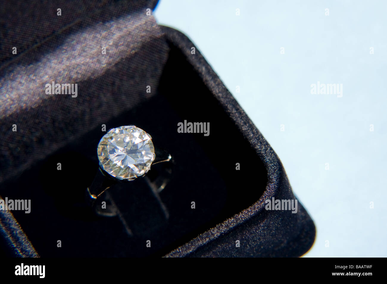 Bague diamants précieux en velours de fort Banque D'Images