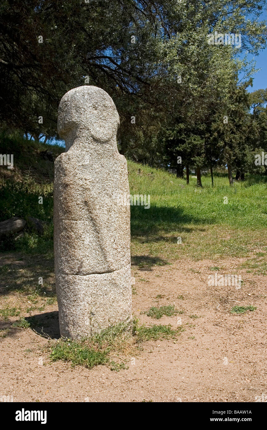 Stone age statuemenhir préhistorique à la station de Filitosa, Corse
