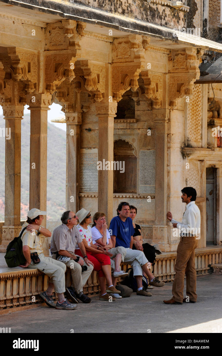 Un guide touristique avec ses clients dans le palais de Bundi dans le Rajasthan en Inde Banque D'Images