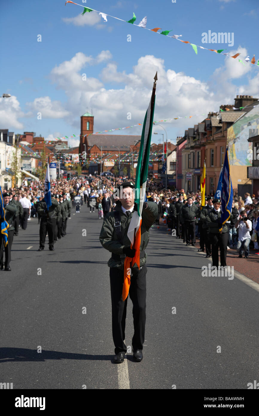 Couleur drapeau mars parti le long de la falls road le dimanche de Pâques à Pâques Rising Commémoration Falls Road Belfast Banque D'Images