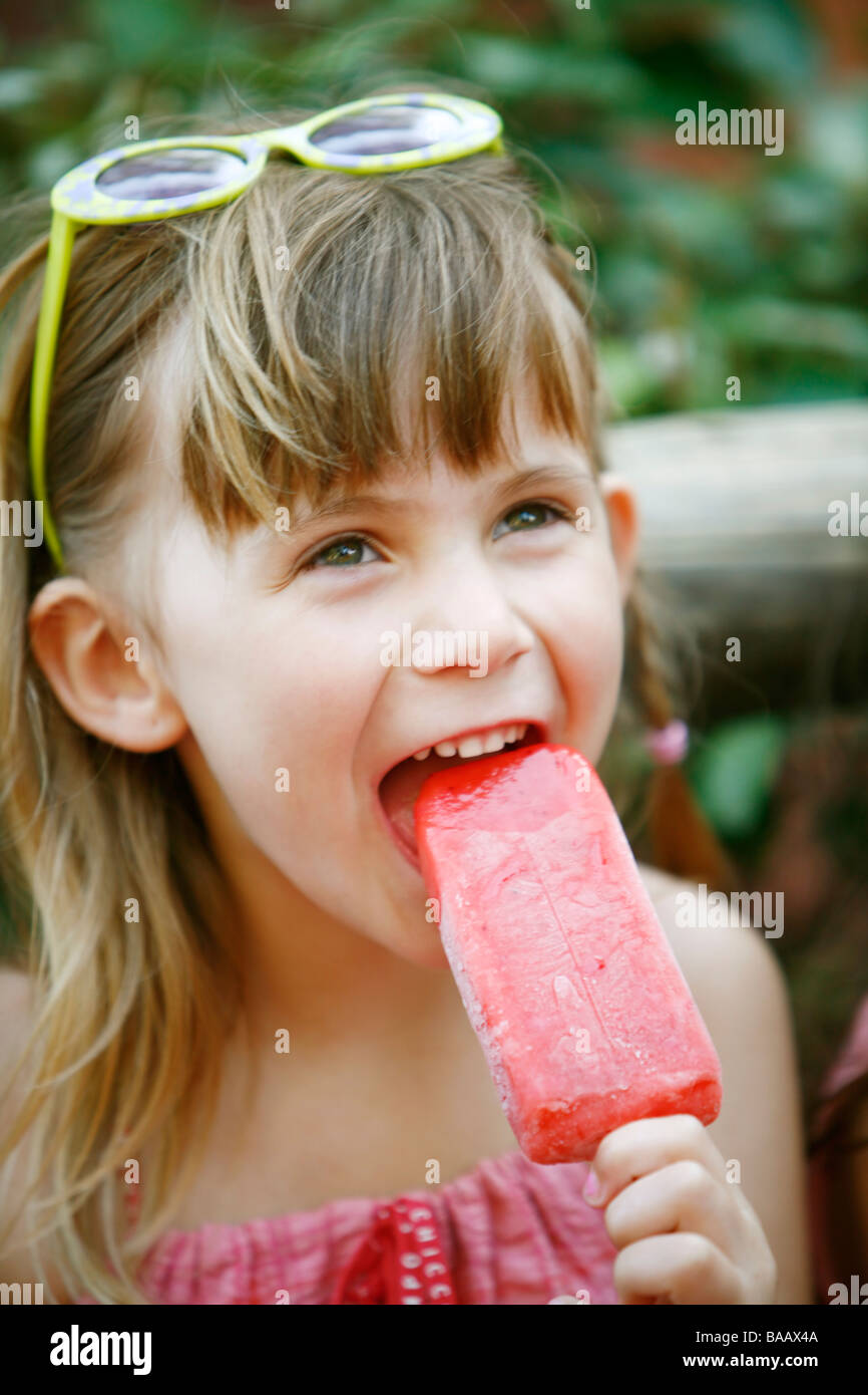 Une fille scandinave de manger une glace, USA. Banque D'Images