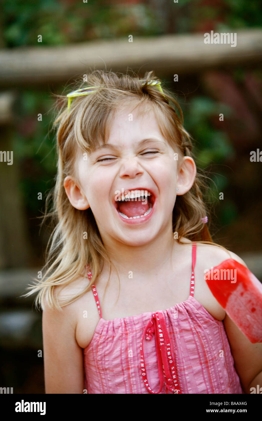 Une fille scandinave de manger une glace, USA. Banque D'Images