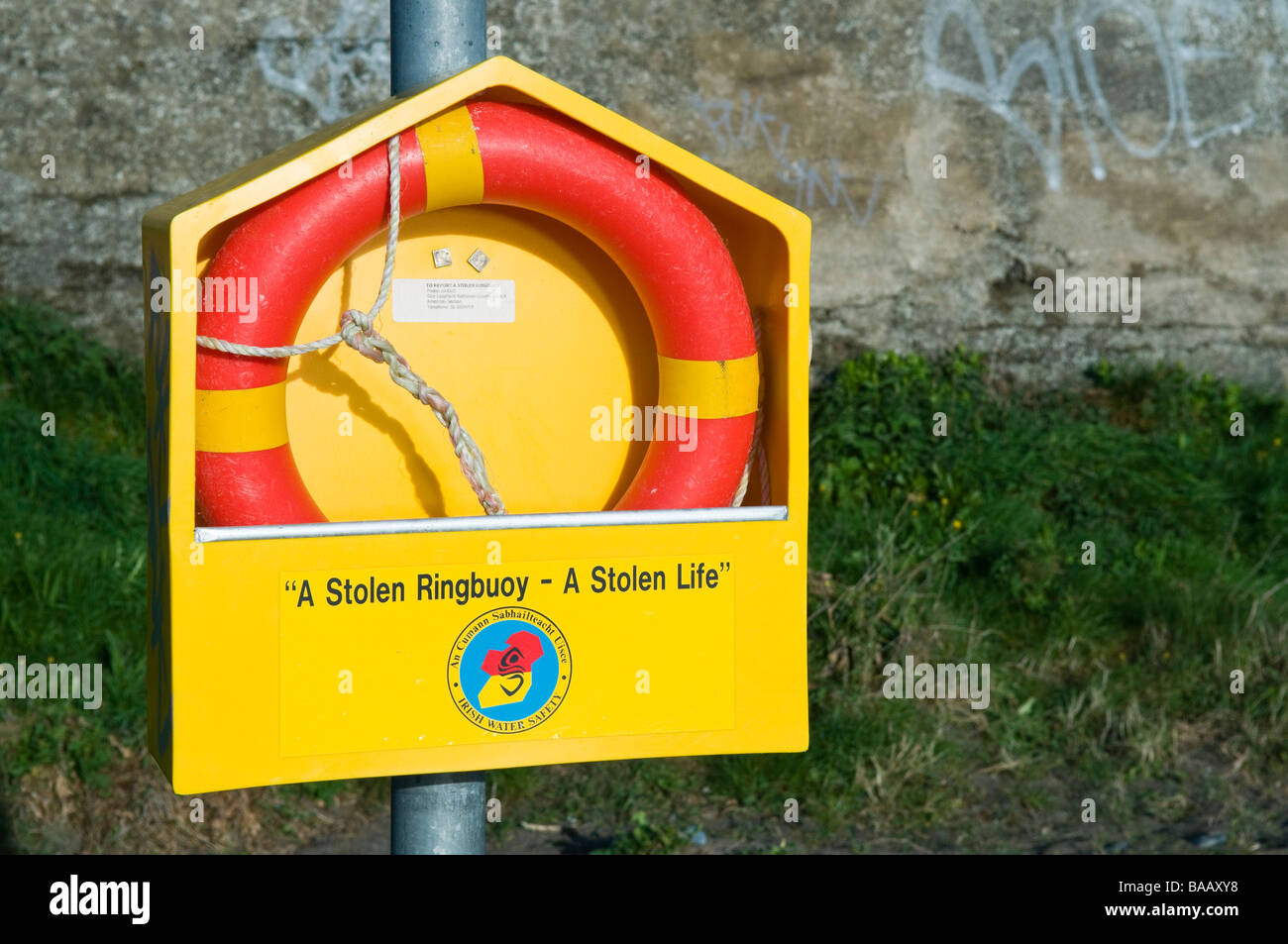 Bouée à Killiney Beach avec le message 'Le vol d'un ringbuoy - une vie volée' Banque D'Images