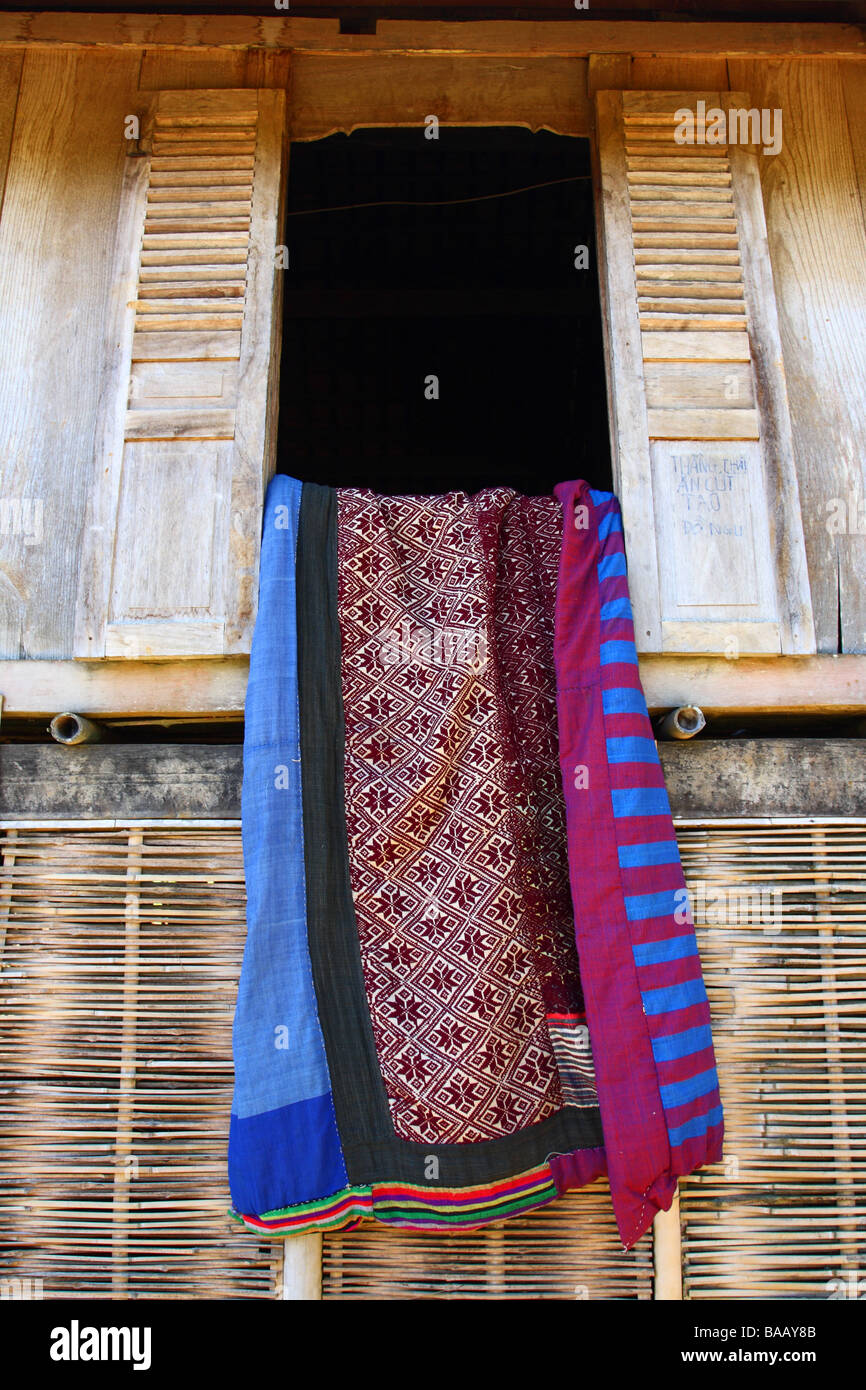 Tapis traditionnel de sortir d'une fenêtre en mai Chau village minoritaire thai blanc. Vietnam Banque D'Images