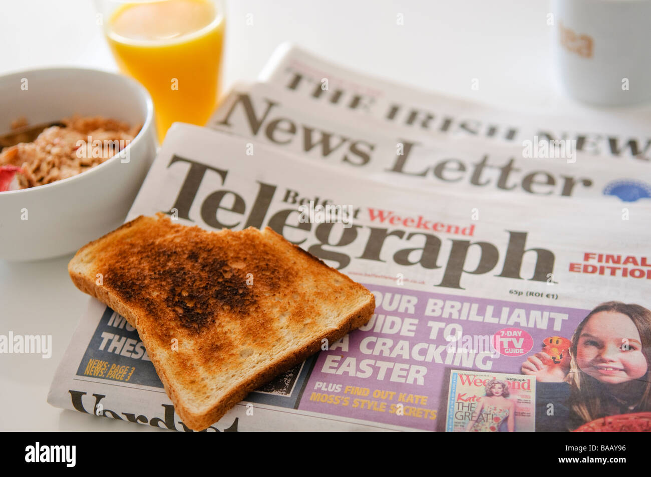 Main Belfast, en Irlande du Nord les journaux du matin à côté d'un petit-déjeuner sain Banque D'Images