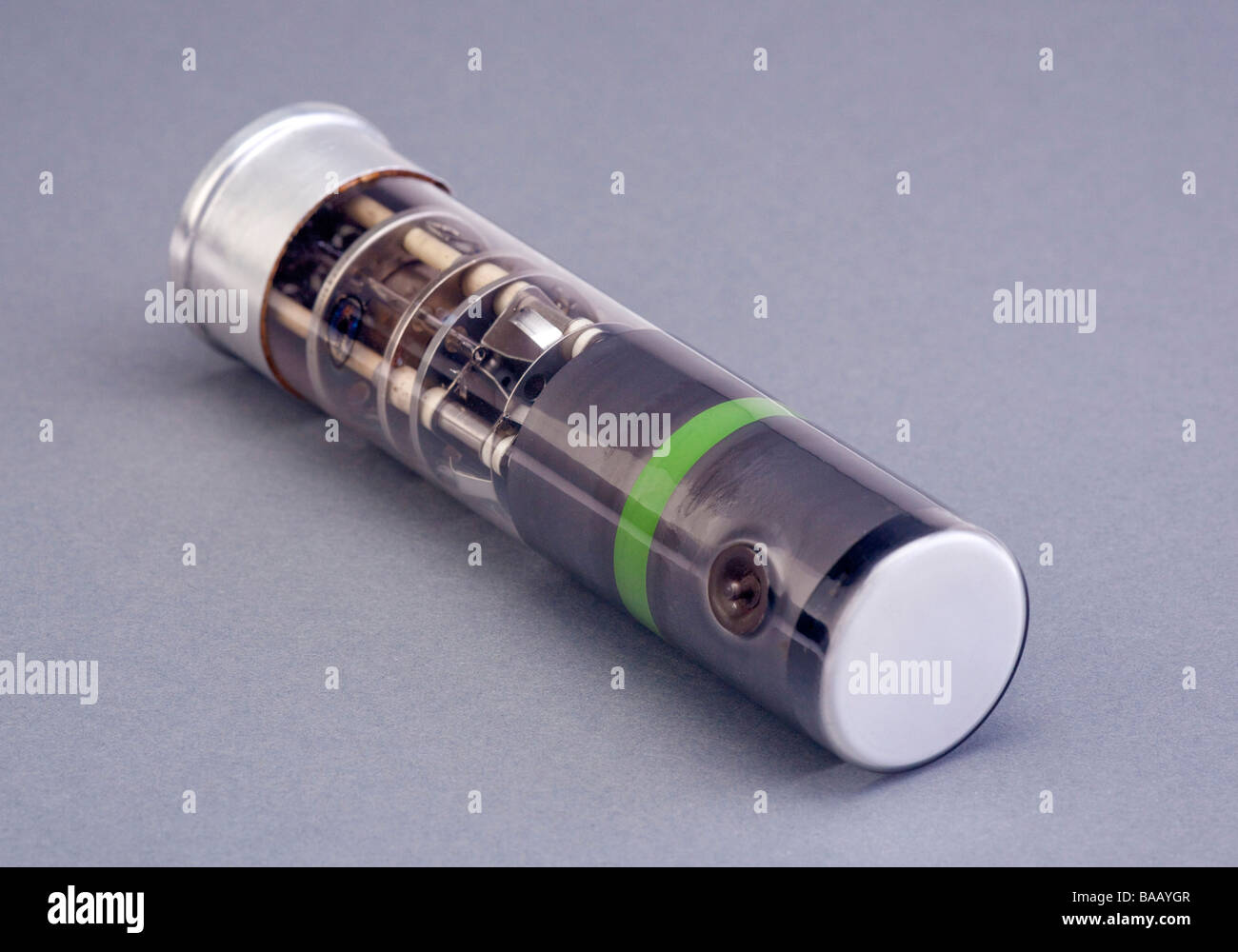 Tube cathodique avec déflexion électrostatique couramment utilisés dans les  oscilloscopes traditionnels Photo Stock - Alamy