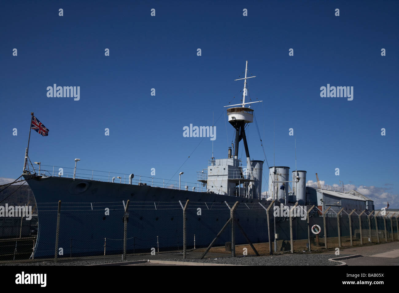 Le HMS Caroline première guerre mondiale maintenant un croiseur léger de la marine royale de formation réserve navire amarré dans le quartier du Titanic de Belfast Banque D'Images