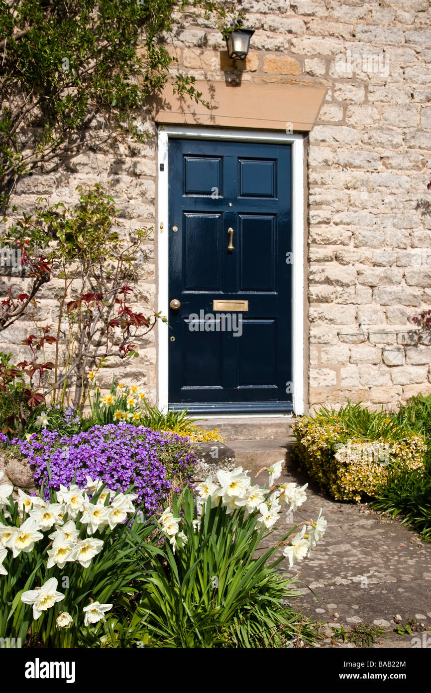 La porte du chalet et jardin au printemps Yorkshire Angleterre Banque D'Images