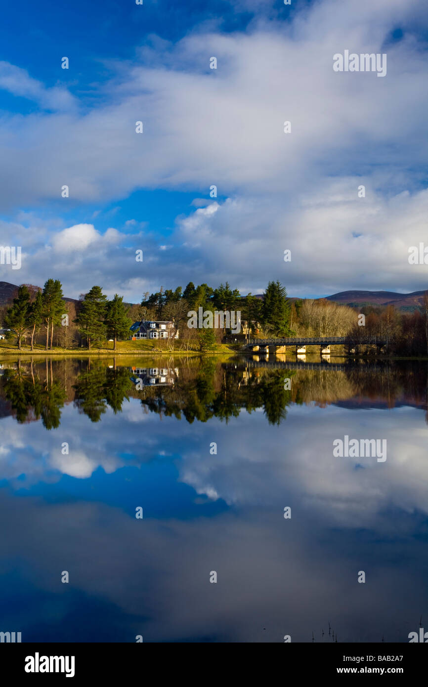 Ecosse Highlands écossais du Parc National de Cairngorms comme miroir réflexions sur le Loch Insh près de Kincraig Banque D'Images