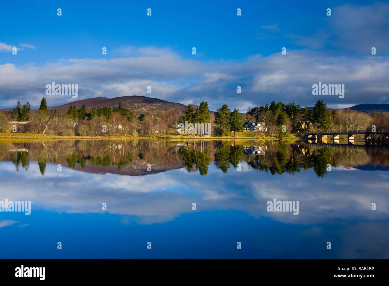 Ecosse Highlands écossais du Parc National de Cairngorms comme miroir réflexions sur le Loch Insh près de Kincraig Banque D'Images