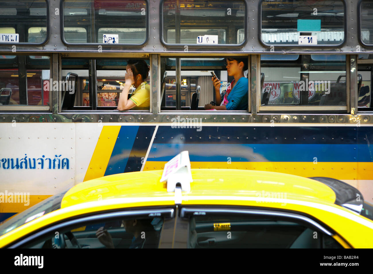 Les filles sur un bus thaïlandais Bangkok Banque D'Images