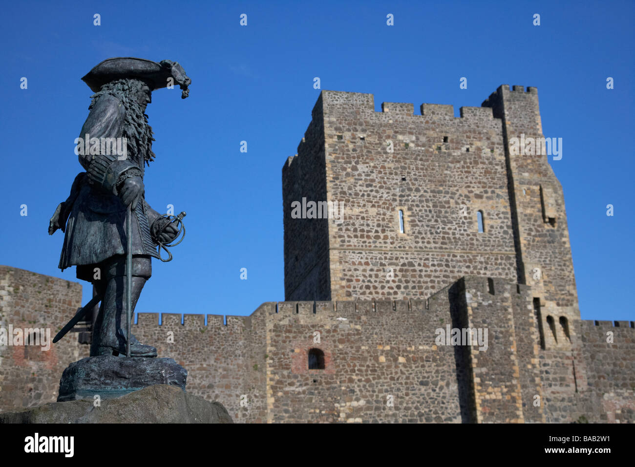 Le roi Guillaume d'Orange à Carrickfergus castle statue commémore le débarquement en Irlande par le roi Guillaume III à Carrickfergus Banque D'Images