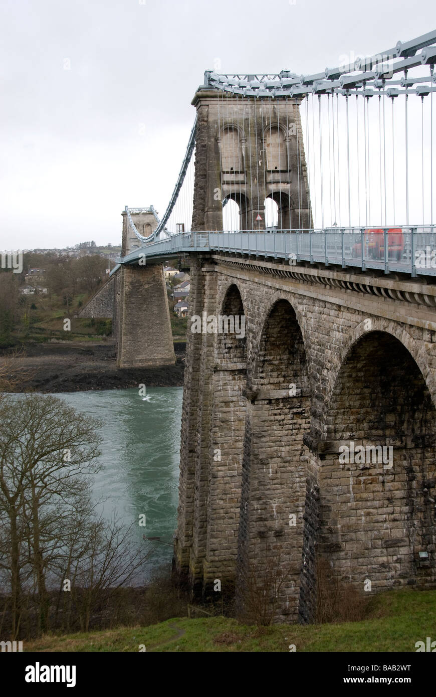 Menai Bridge sur le détroit de Menai Anglesey au nord du Pays de Galles Banque D'Images