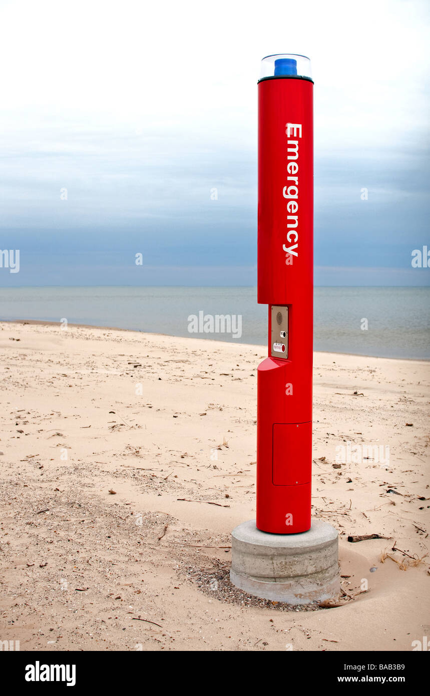 Fort Rouge d'appel d'urgence sur une plage du lac Michigan Banque D'Images