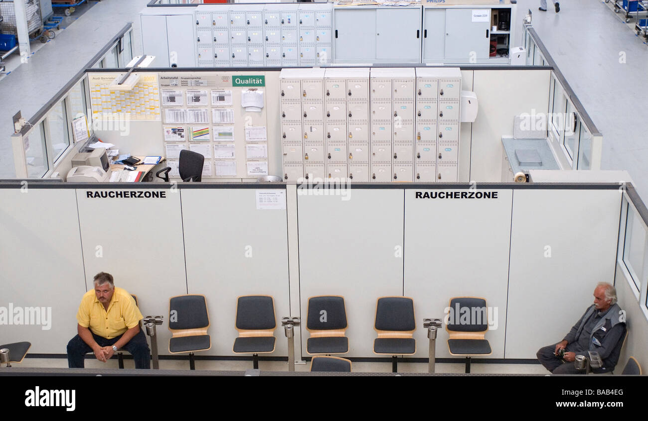 Fumeurs à l'usine d'Audi à Ingolstadt, Allemagne Banque D'Images
