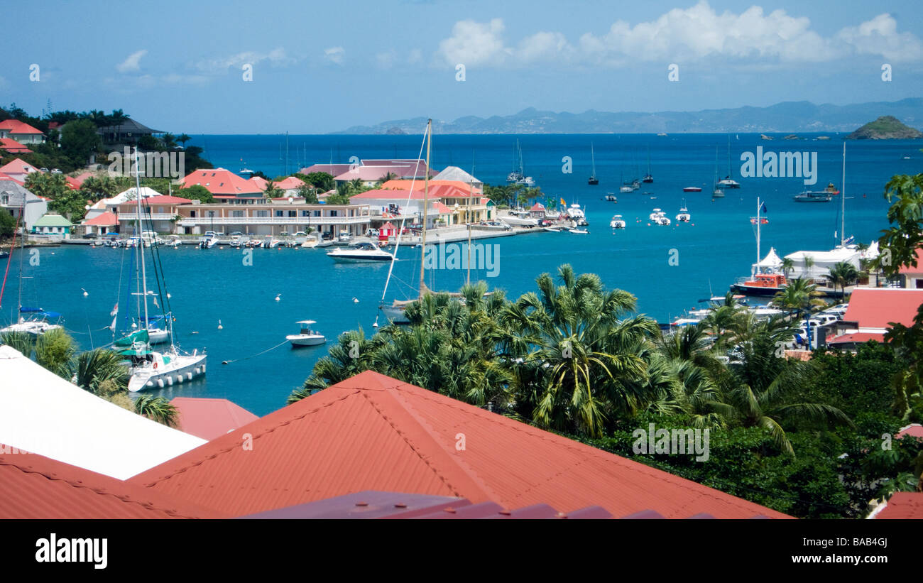 Toit de tôle rouge édifices entourent Gustavia port St Barth Banque D'Images