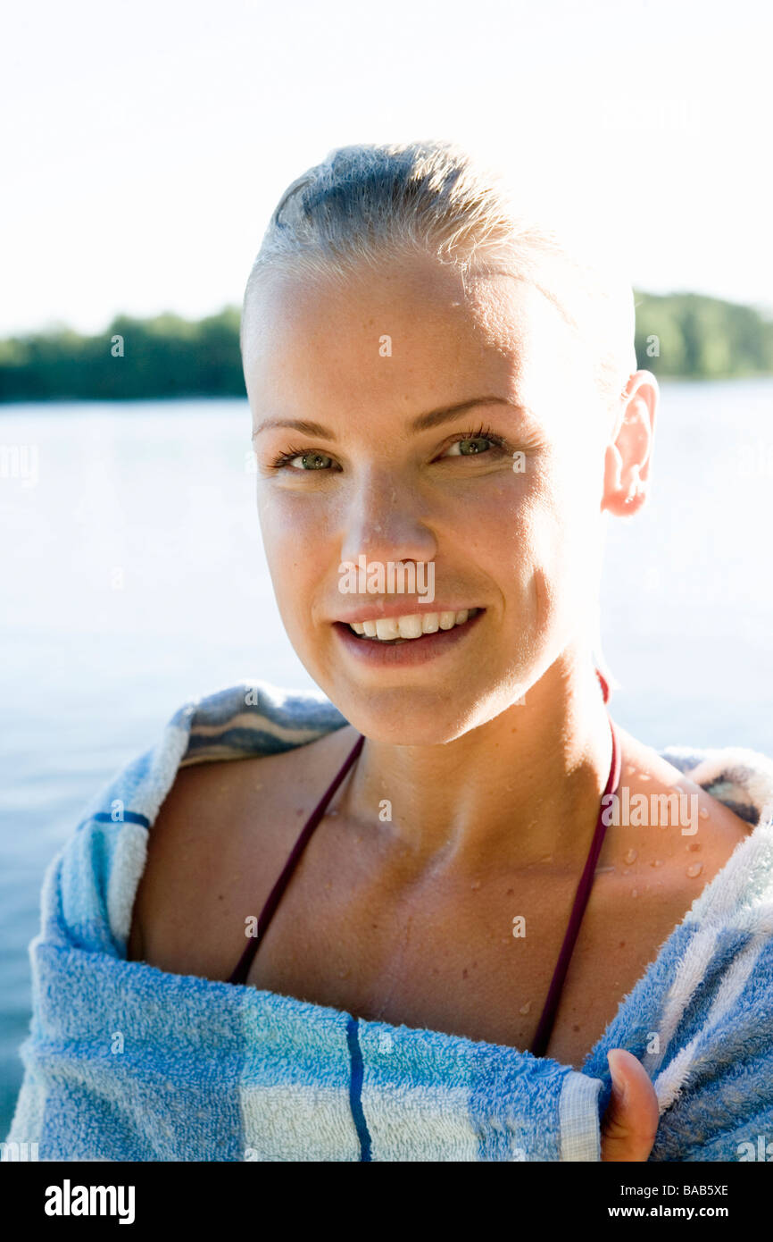 Une femme à la mer dans l'archipel de Stockholm, Suède. Banque D'Images