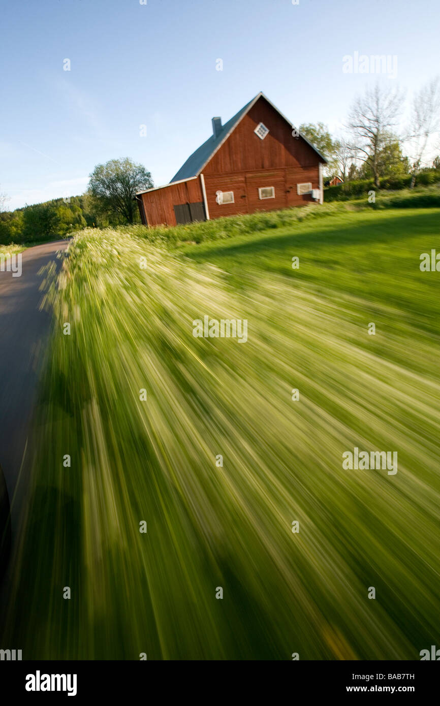 Et sur le terrain une grange blurry motion de la Suède. Banque D'Images