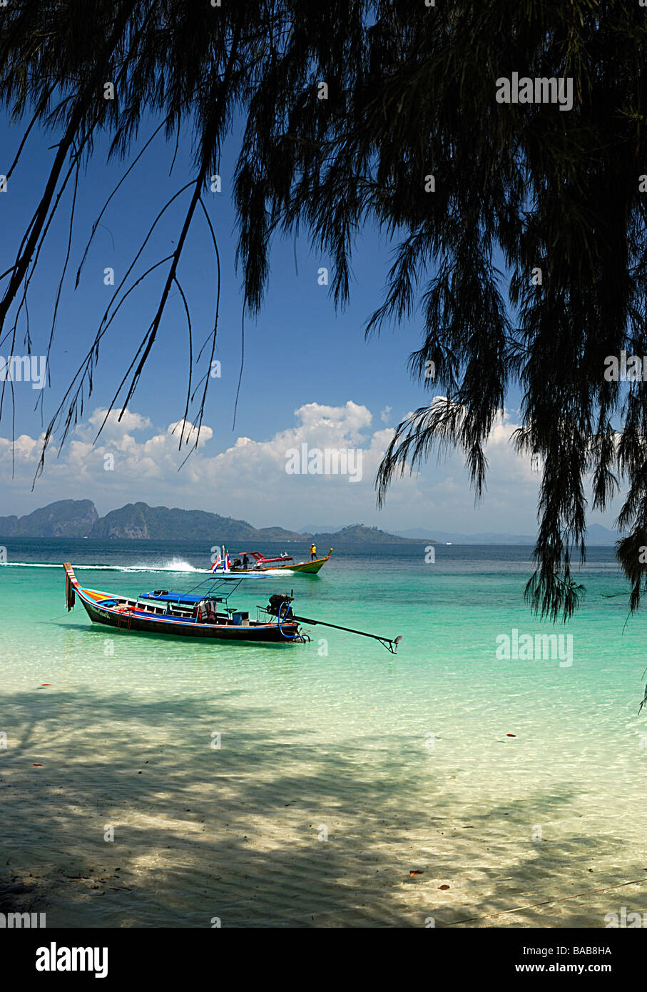 Bateau Longtail sur une île tropicale Banque D'Images