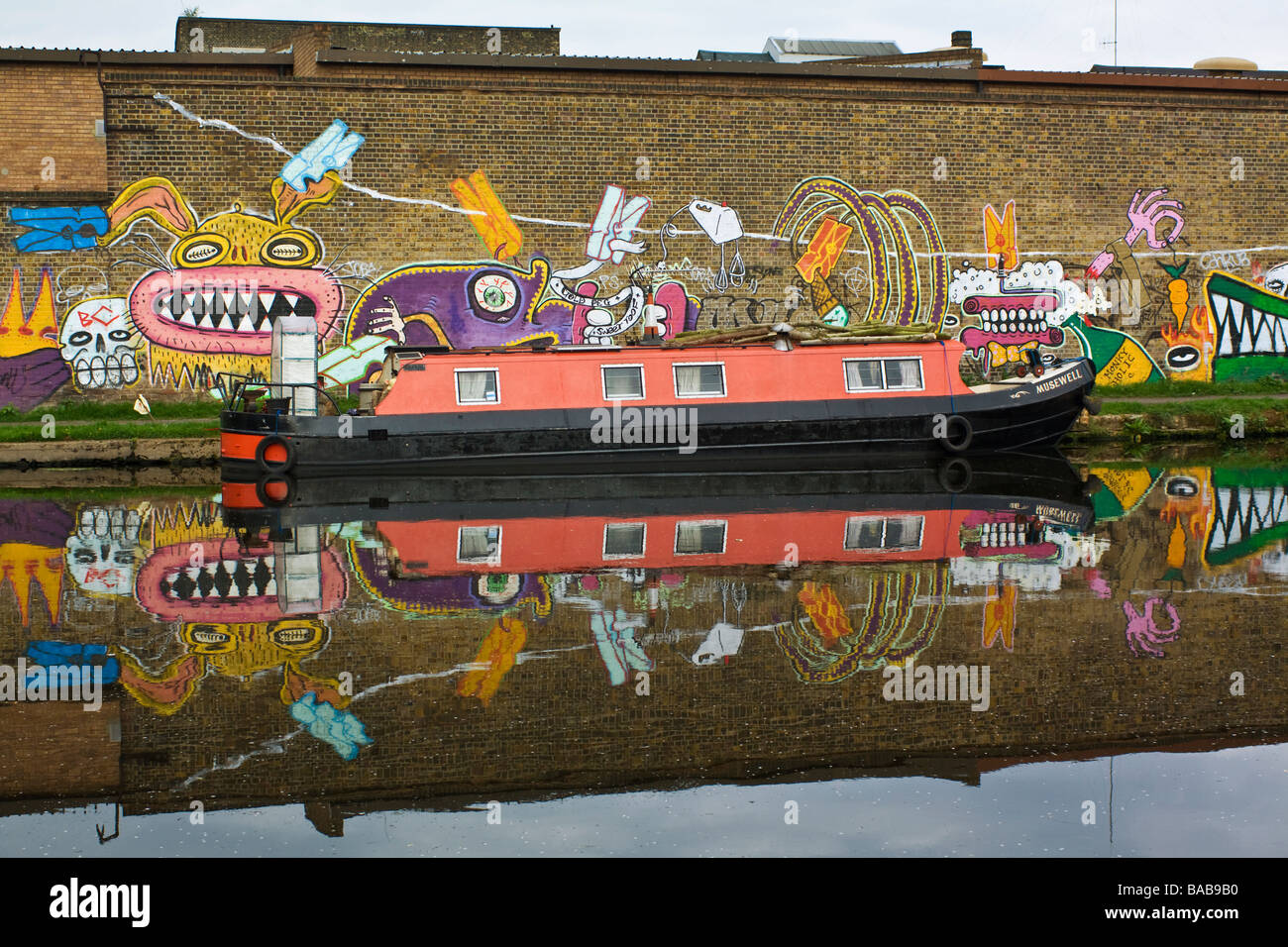 Canal Boat et graffiti, rivière Lea de Londres. UK. Banque D'Images