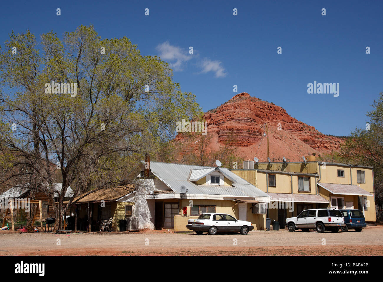 Maisons bois américain typique le long de la route 89 dans la petite ville de Kanab kane county utah usa Banque D'Images