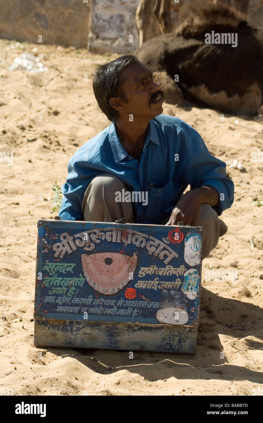Voyageant dentiste à Pushkar camel fair Banque D'Images Voyageant dentiste à Pushkar camel fair Banque D'Images