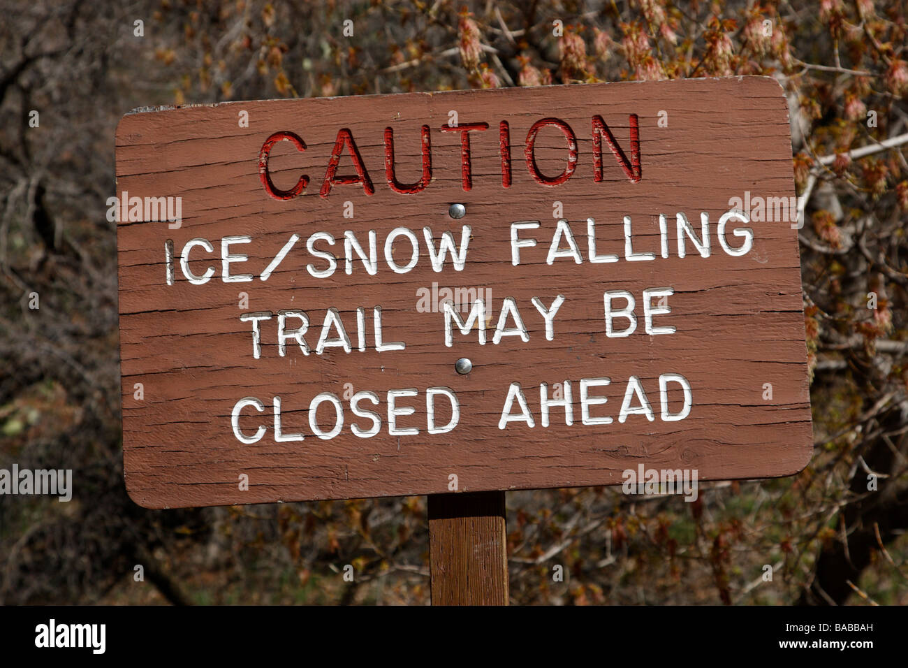 Attention attention les randonneurs de chute de neige ou de glace à la promenade du temple de sinawava Zion Canyon National Park Utah usa Banque D'Images