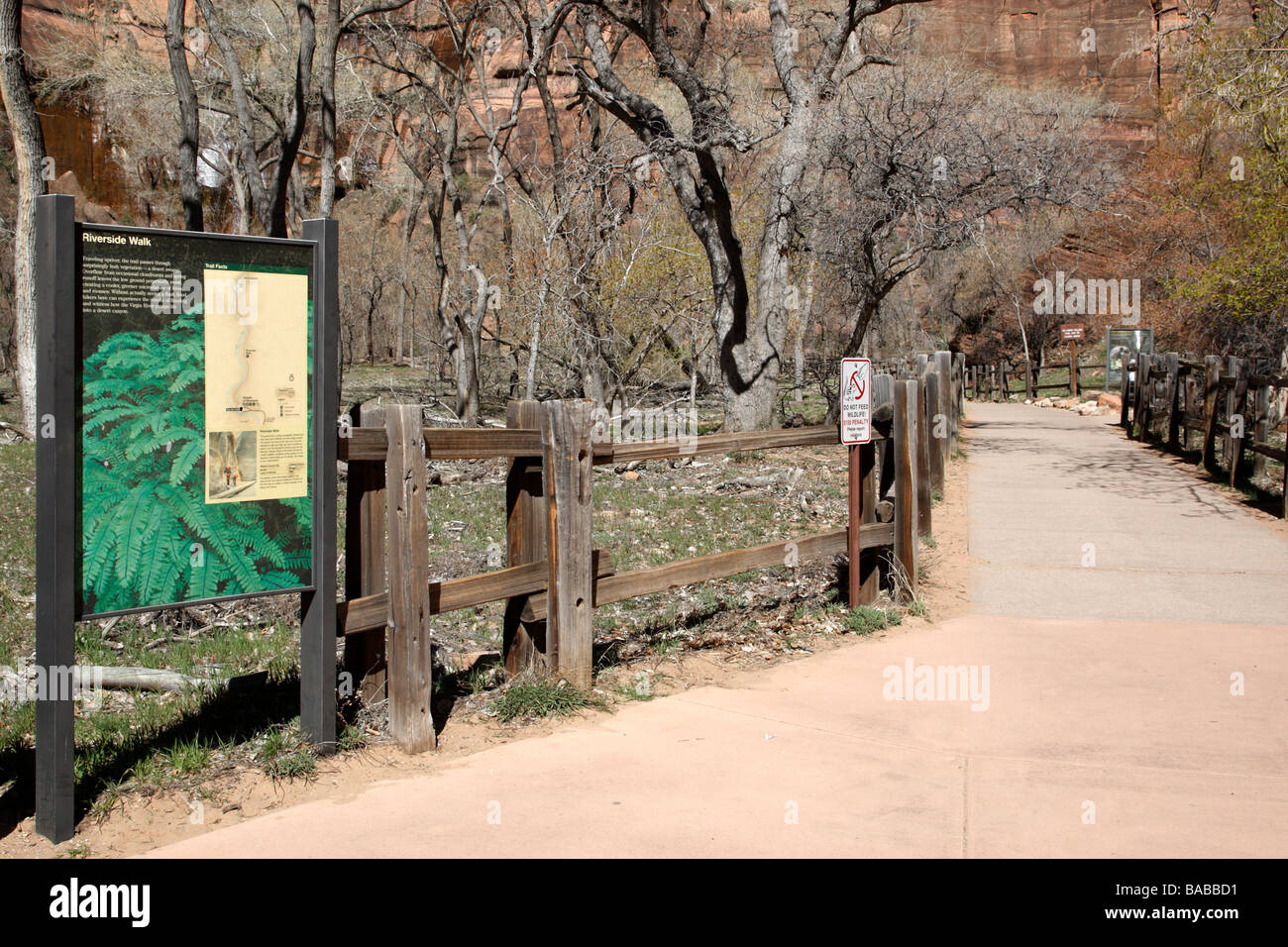 Des panneaux d'information au début de la promenade du temple de sinawava Zion Canyon National Park Utah usa Banque D'Images