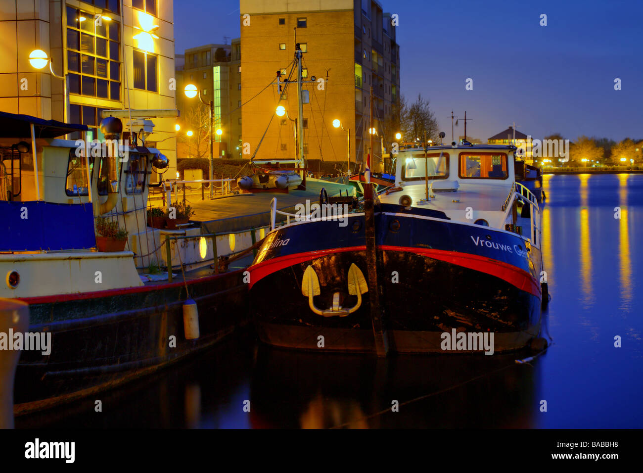 Maison Bateau amarré au quai Millwall Banque D'Images