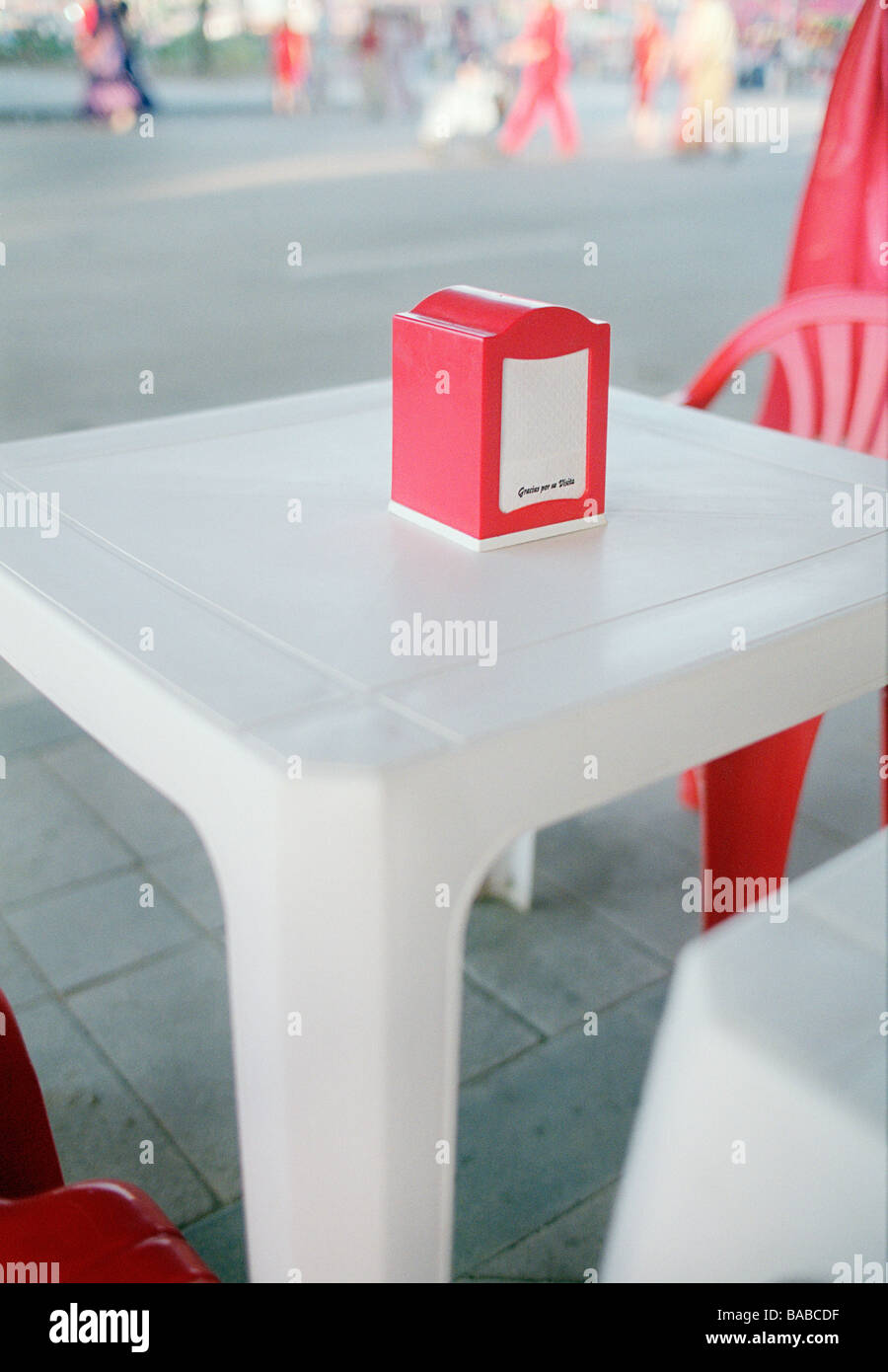 Table en plastique dans un restaurant en plein air Banque D'Images