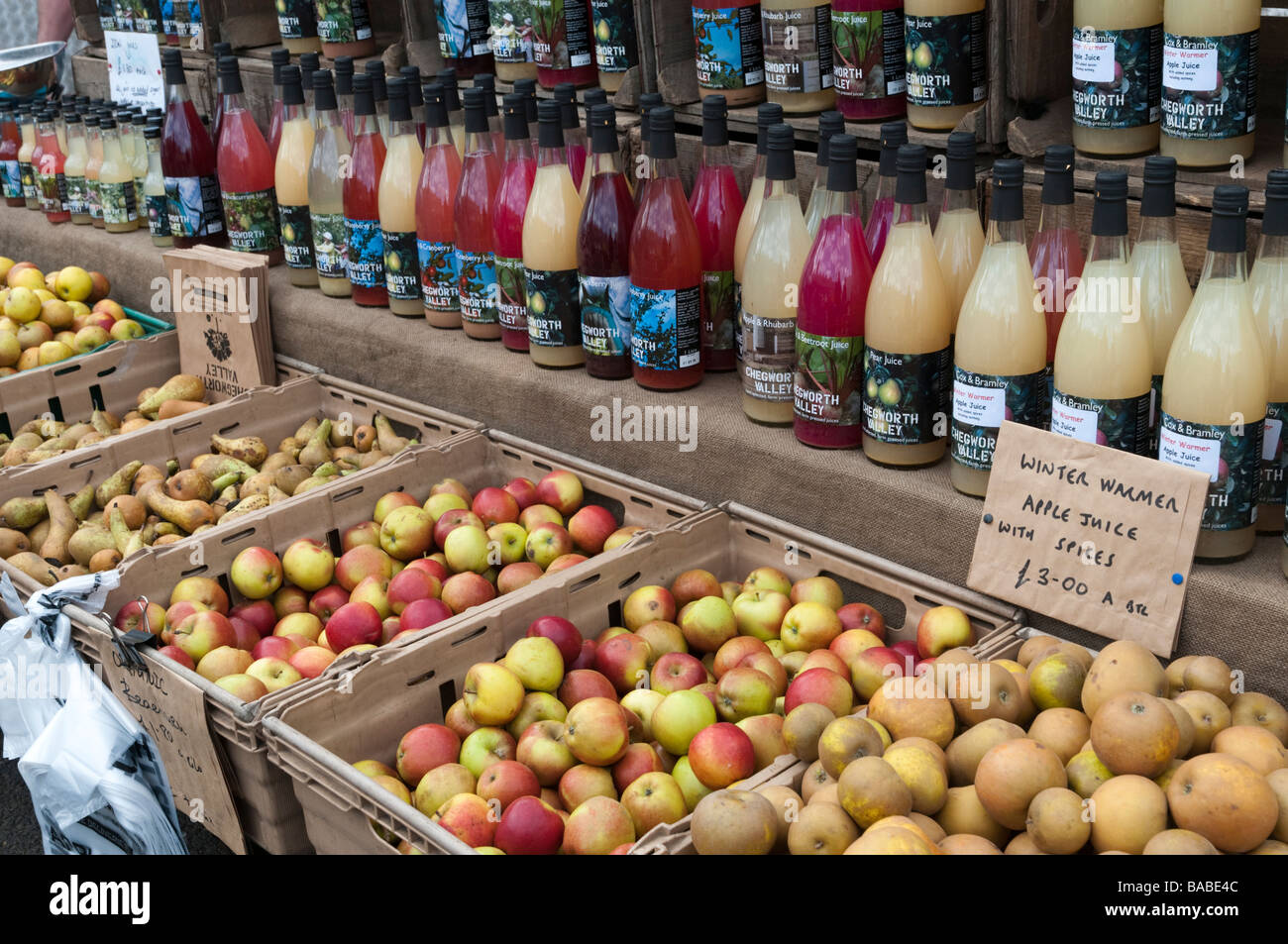 Les pommes biologiques English en vente au marché de fermiers, London England UK Banque D'Images