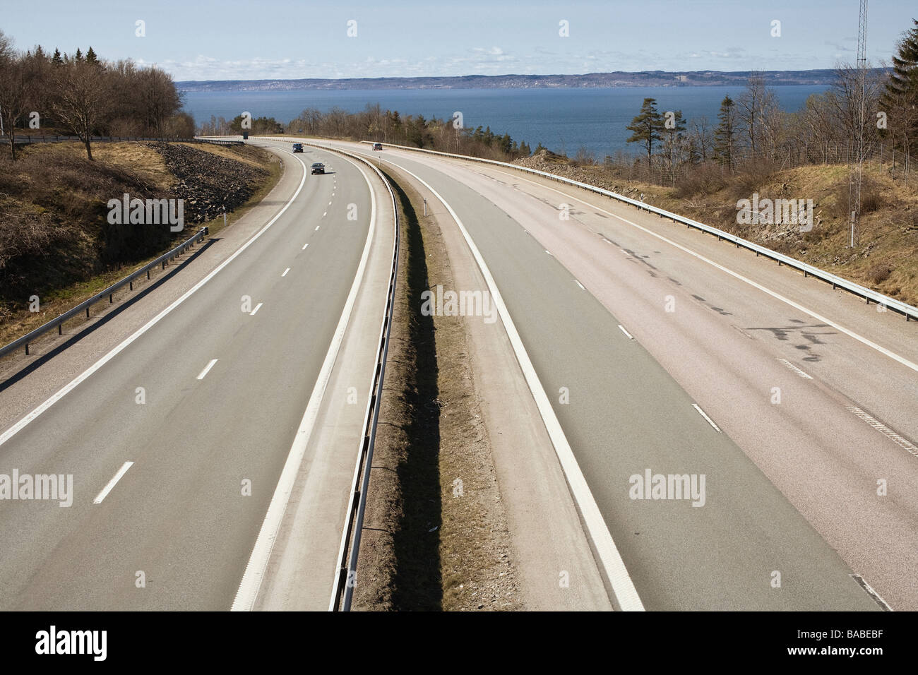 L'autoroute par un lac en Suède Banque D'Images