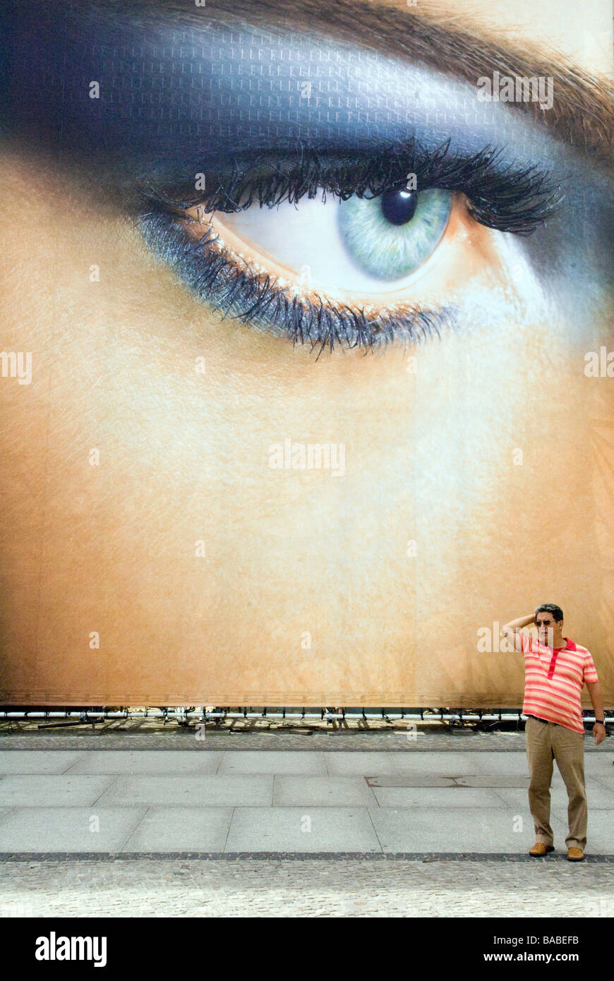 Passant en face d'un panneau d'affichage, elle Berlin, Allemagne Banque D'Images