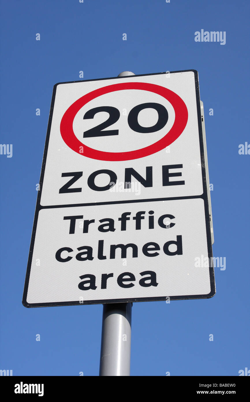 Une limitation de vitesse de 20 mi/h en bordure de panneau d'avertissement. Banque D'Images Une limitation de vitesse de 20 mi/h en bordure de panneau d'avertissement. Banque D'Images