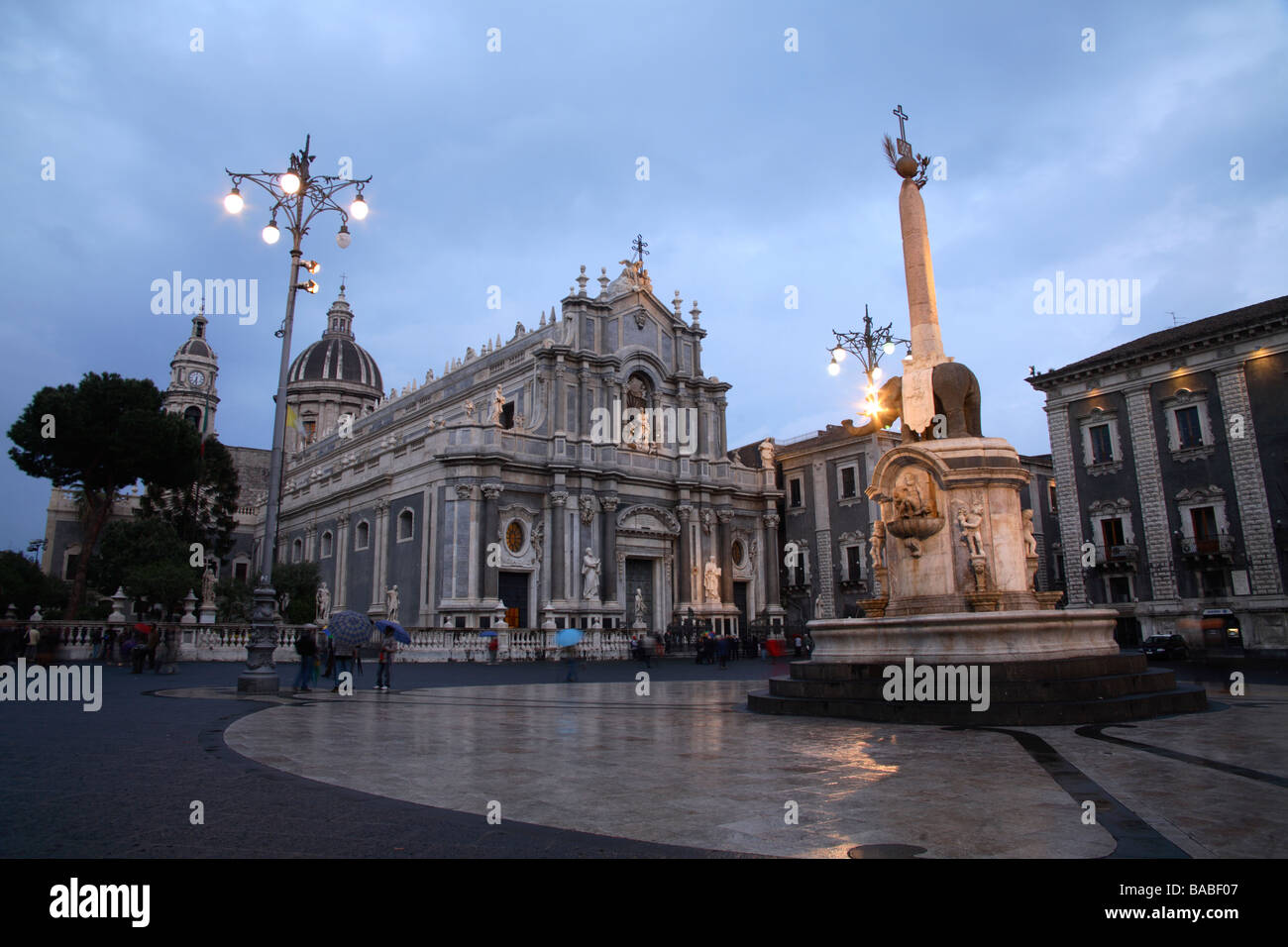 La Piazza Duomo à la brunante, Catane, Italie Banque D'Images