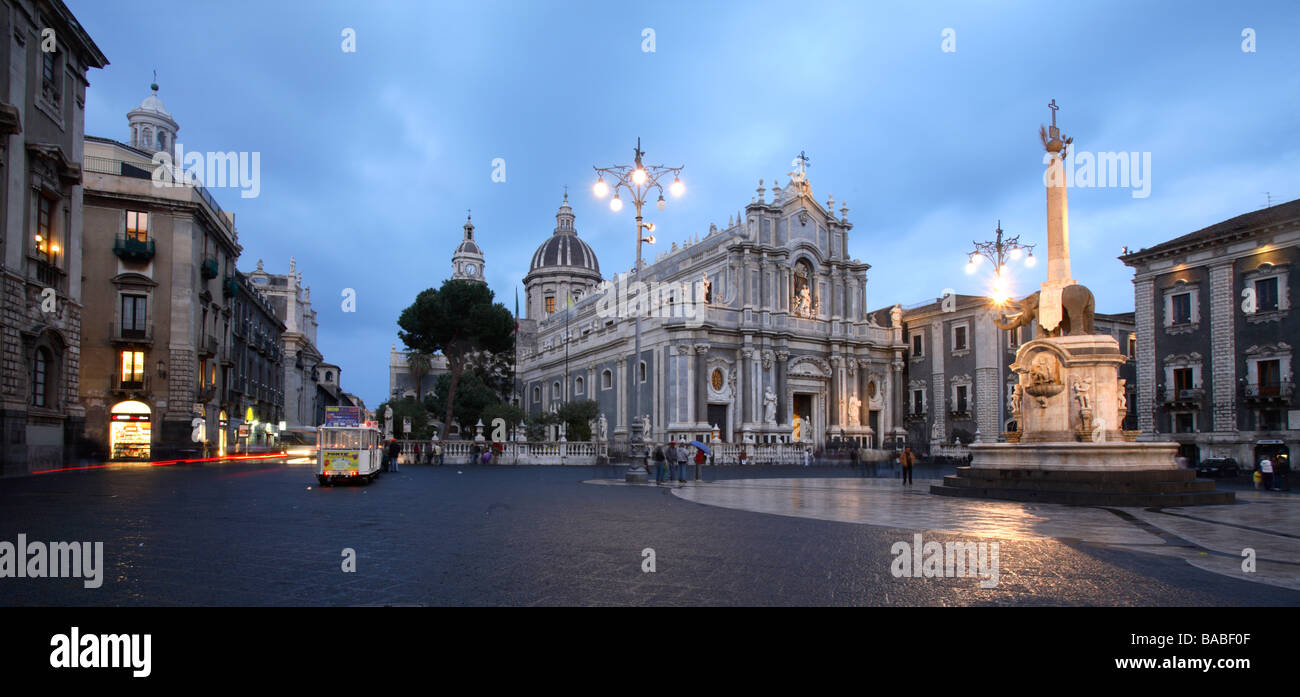 La Piazza Duomo à la brunante, Catane, Italie Banque D'Images