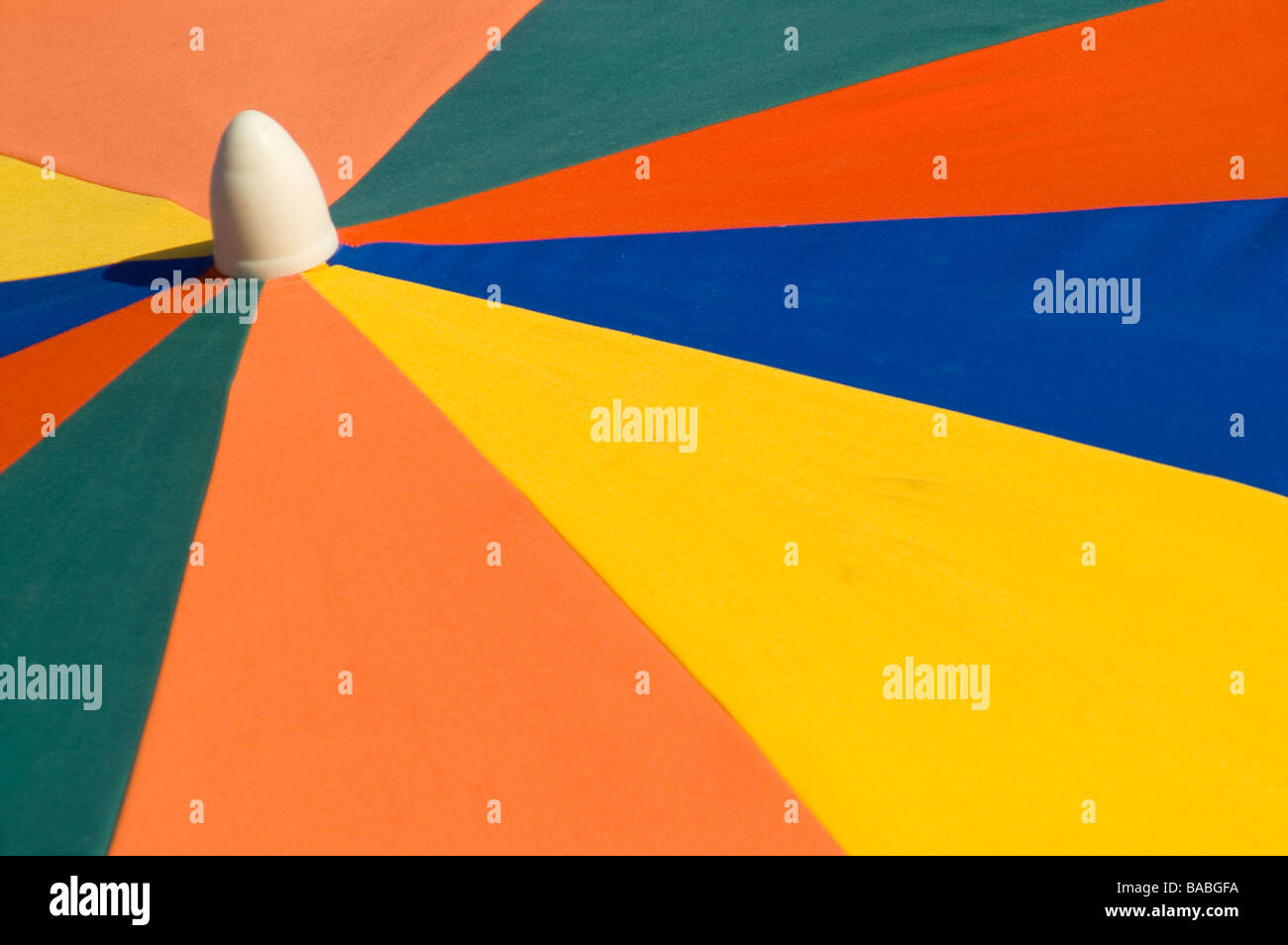 Abstract close up of bright colorful parasol Banque D'Images