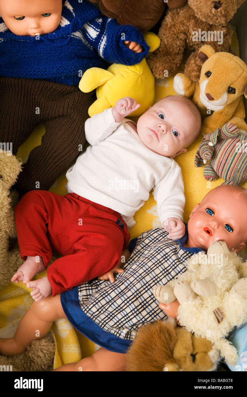 Un bébé dans un lit avec des peluches et poupées de la Suède Photo Stock -  Alamy