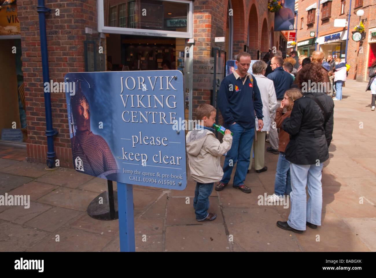 Personnes queuing jusqu'en a que pour visiter le centre Jorvik Viking Museum de New York, Yorkshire, UK Banque D'Images