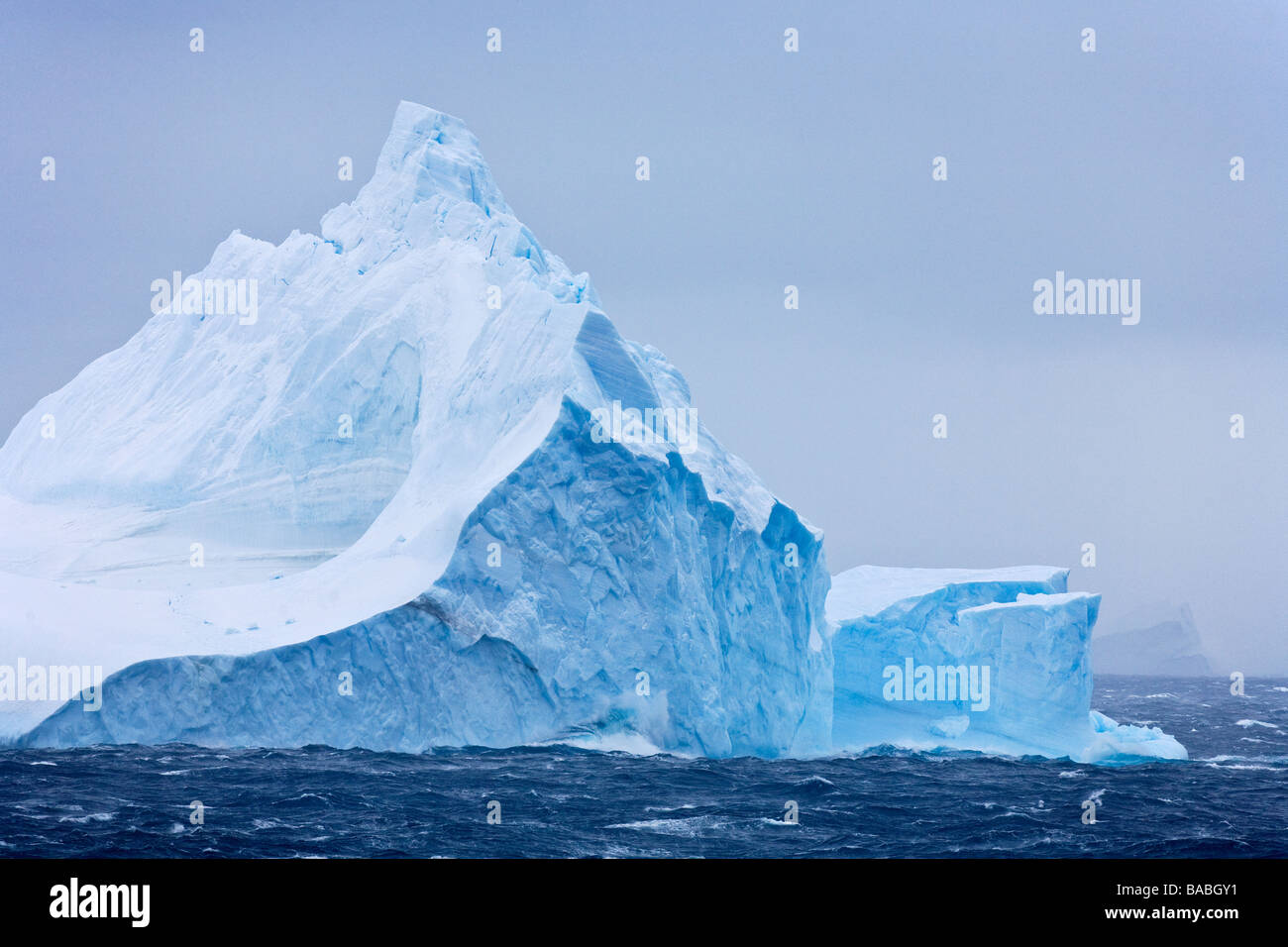 Iceberg bleu dans une mer mer de Weddell, Antarctique Banque D'Images