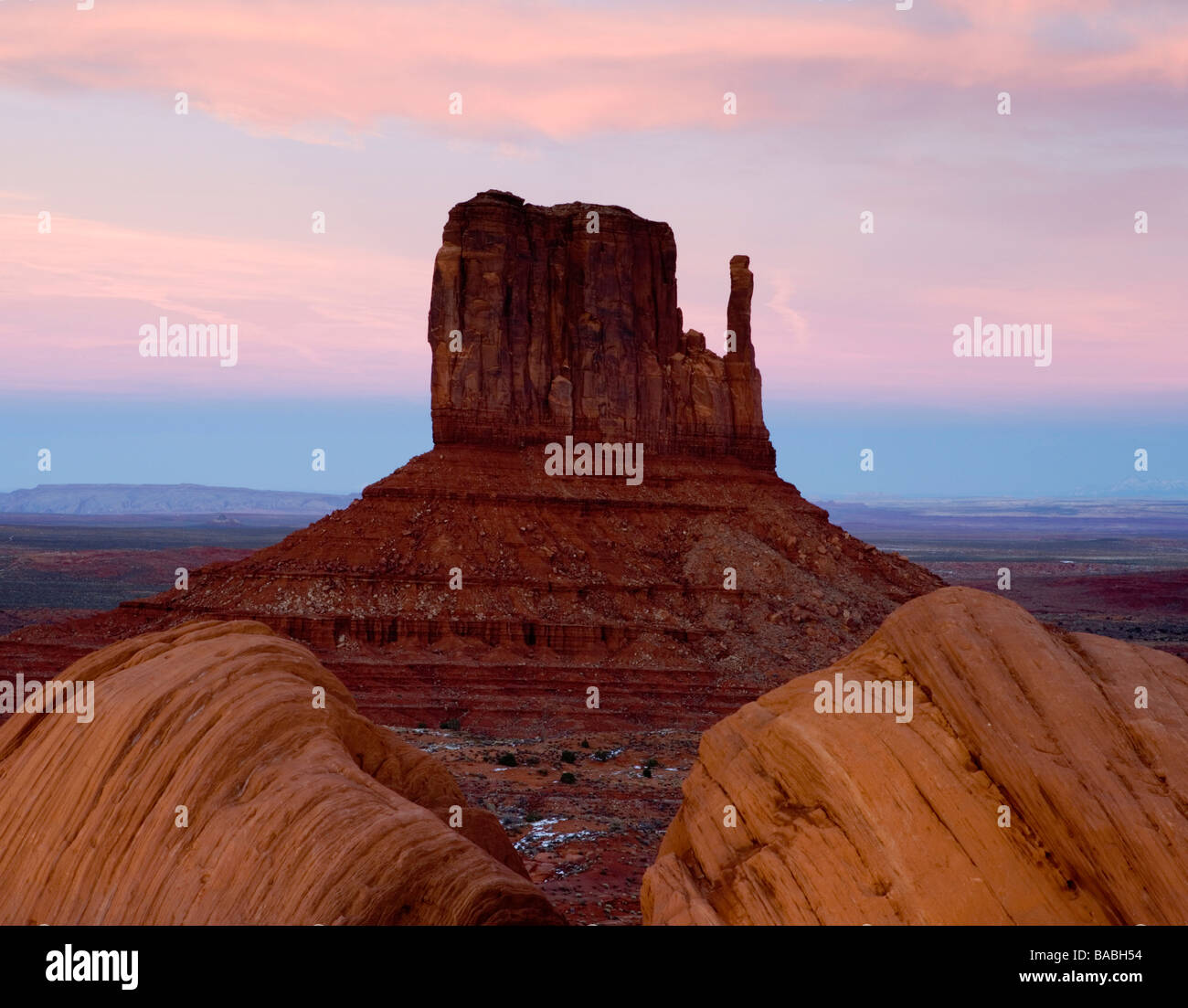 Monument Valley Navajo Tribal Park au crépuscule dans l'Arizona, USA. Banque D'Images