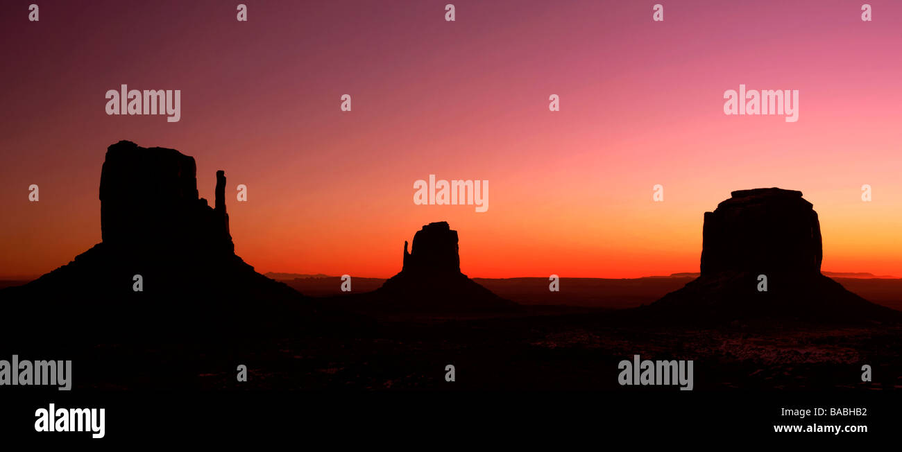 Monument Valley Navajo Tribal Park au lever du soleil dans l'Arizona, USA. Banque D'Images