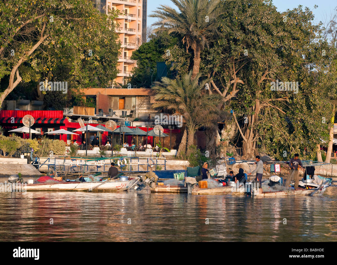 Bateaux de pêche dans le Nil en face de l'élégant restaurant, Maadi, le Caire, Egypte Banque D'Images