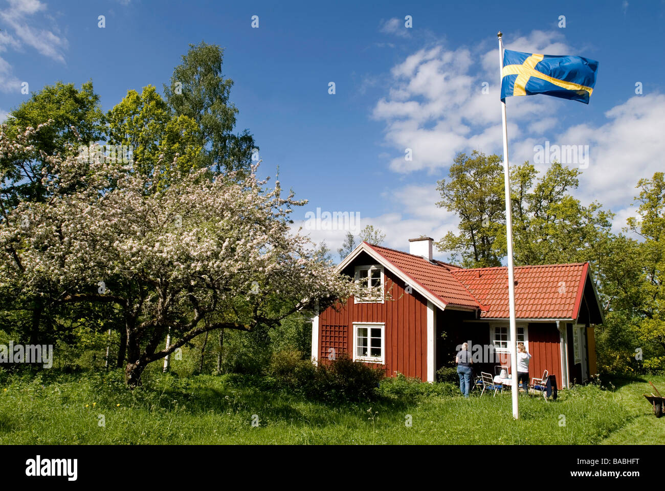 Drapeau suédois à l'extérieur d'un chalet rouge Suède Banque D'Images