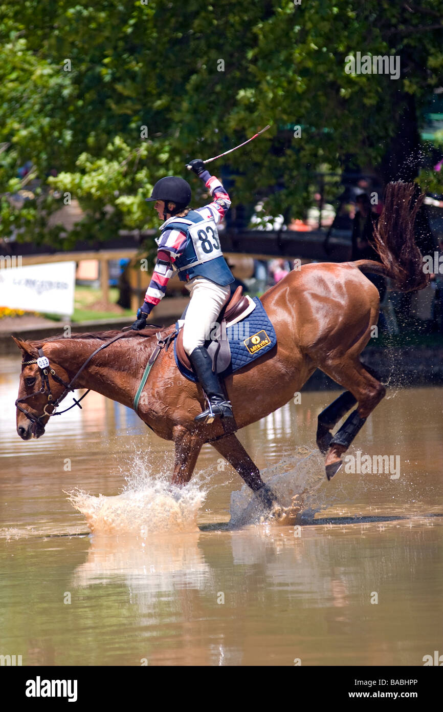 Adelaide International Horse Trials 2005 concurrent dans l'eau pendant le cours de cross-country en Australie Banque D'Images