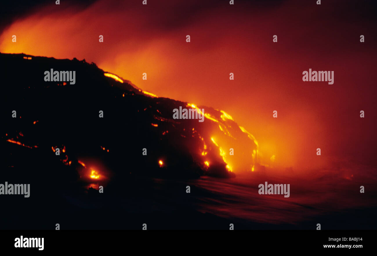 La lave qui coule de la montagne Banque D'Images