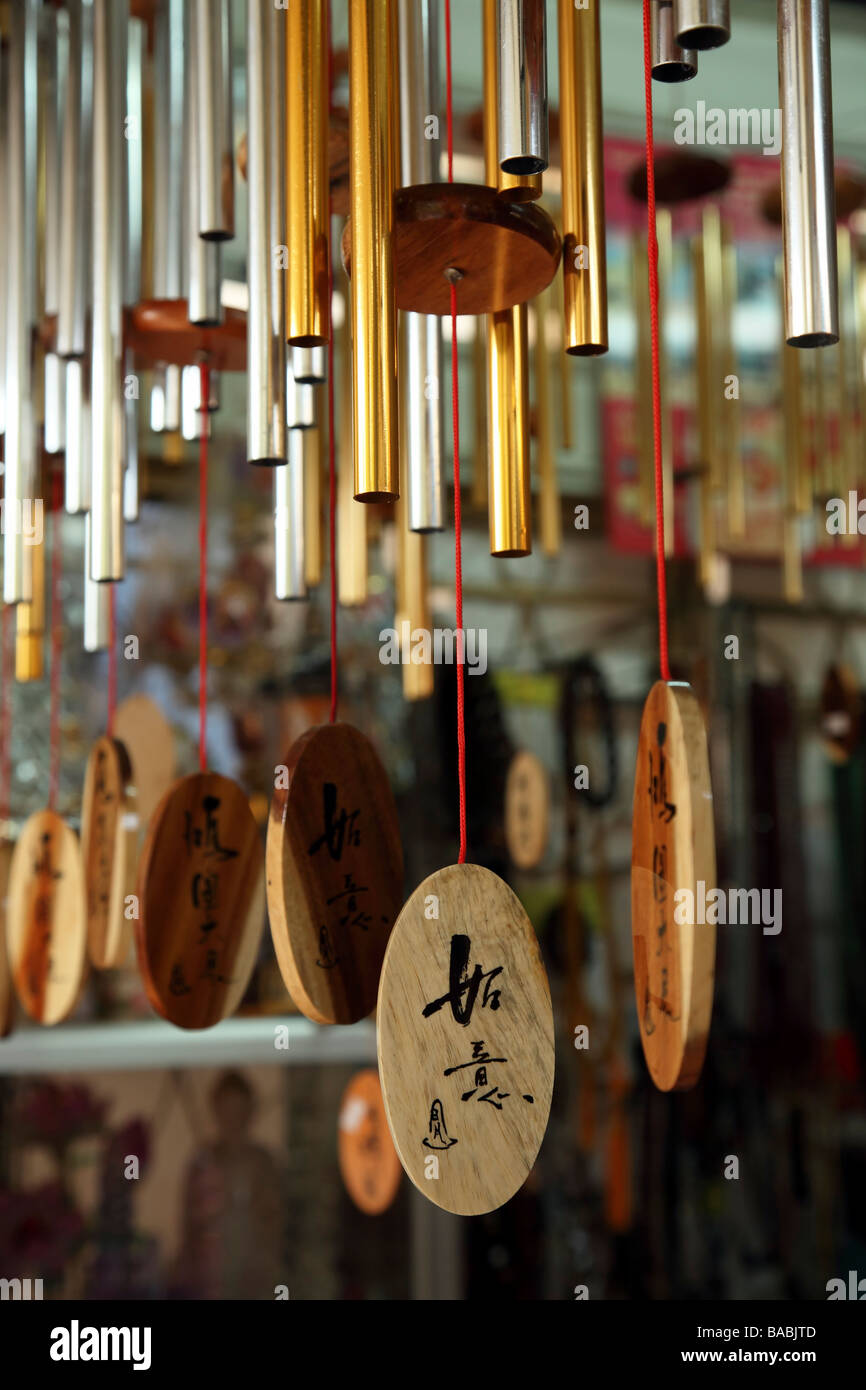Carillons de vent avec des symboles chinois à un monastère bouddhiste Banque D'Images