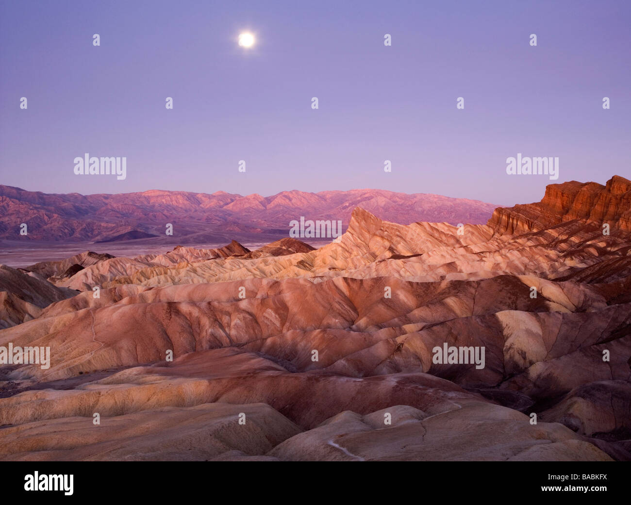 Dans Zabriskie Point Death Valley National Park au lever du soleil de la Californie, USA Banque D'Images