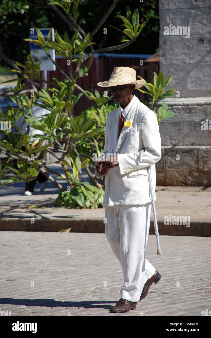 Homme en costume avec Cuba à La Havane de sigar Photo Stock - Alamy