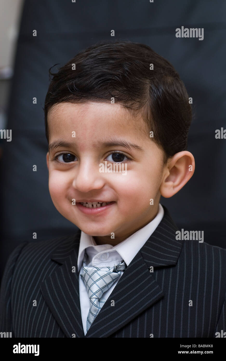 Jeune garçon vêtu d'un costume smiling Banque D'Images